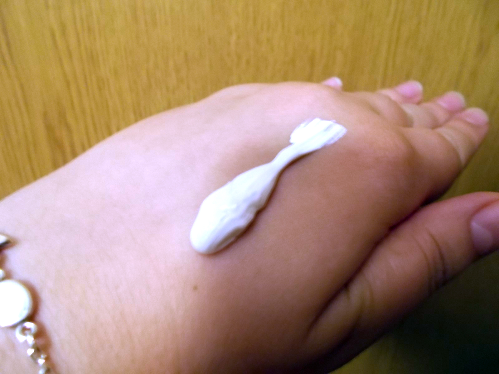 neutrogena-visibly-clear-wash -swatch